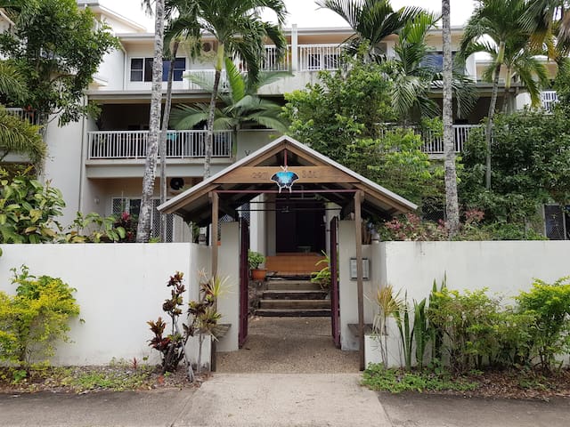 Comfortable room close to cafes, shops and airport