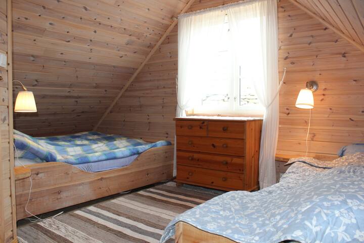 Dhoma e gjumit numër 1, një krevat tek dhe një krevat dopio.