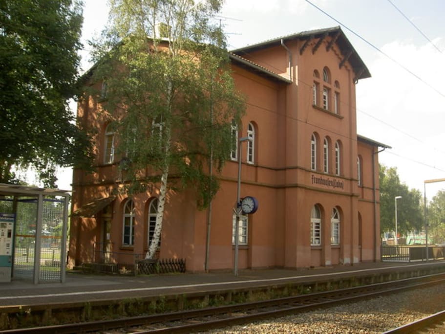 Der Bahnhof „Fronhausen“ - Willkommen in Fronhausen - vom Bahnhof nur noch 3 min fußläufig zur Unterkunft
Bahnhof Fronhausen 12 min bis Gießen Oswaldsgarten, 13 min bis Marburg