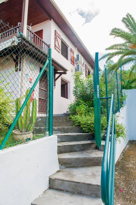 vous êtes arrivés, quelques marches fleuries, vous êtes chez vous. Logement pour 2 à 5 personnes.