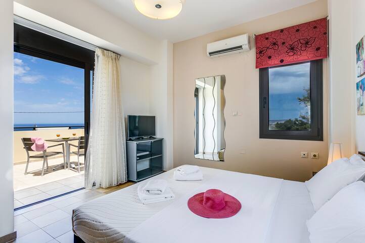 Villa Selena – Lux 4BD Garden Home w. Private Pool gallery image 5