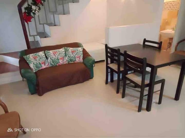 فيلا 2 : الطابق الأرضي،
سالا وقاعة طعام فيلا مكونة من طابقين