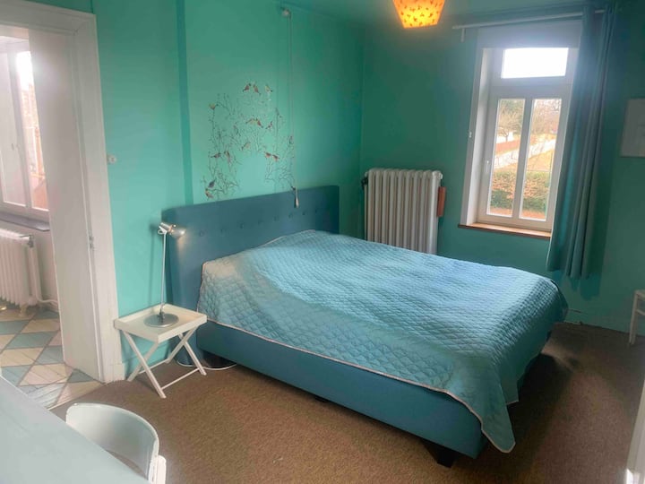 Chumba kikubwa cha kulala kilicho na chemchemi ya sanduku (sentimita 180) na chumba cha kuogea