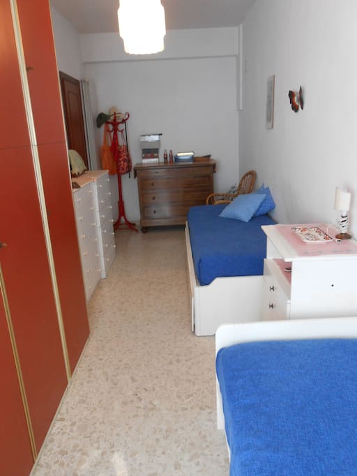 Camera doppia con due letti singoli e materasso ortopedico