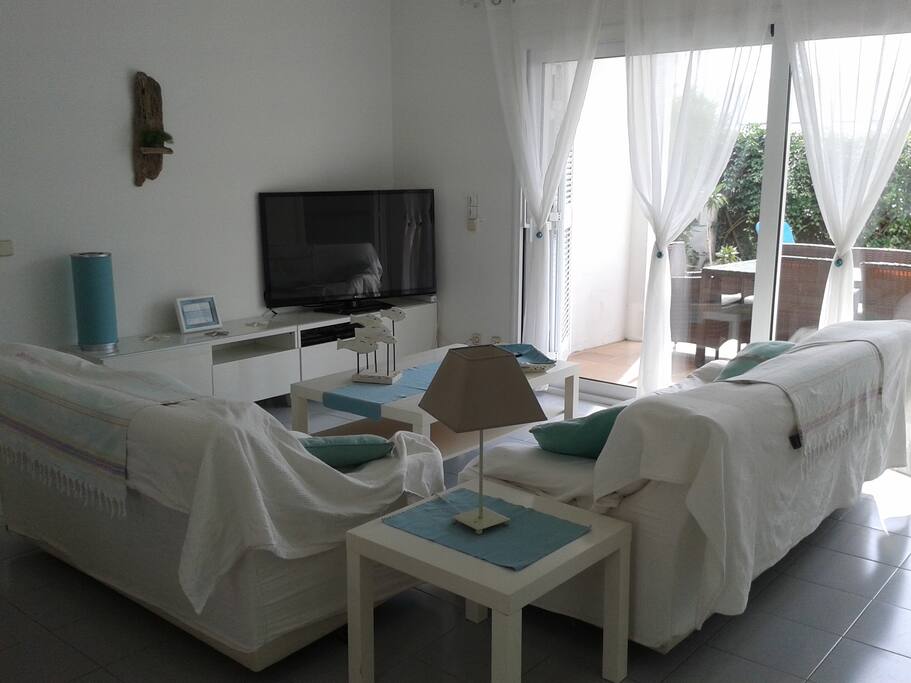 salon , tv plasma, satellite, lecteur blu ray