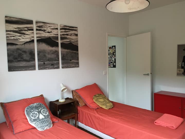 ห้องนอน (1): เตียงแฝด 80 หลัง (เชื่อมต่อเป็นเตียงคู่ได้) 