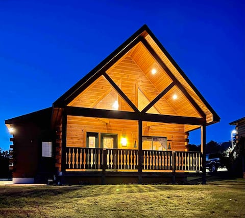Cheerful 305 Hilltop Cabin near 3 Bears & Trails