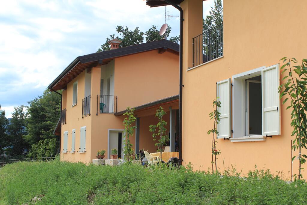 La casa vista da est con la finestra della camera