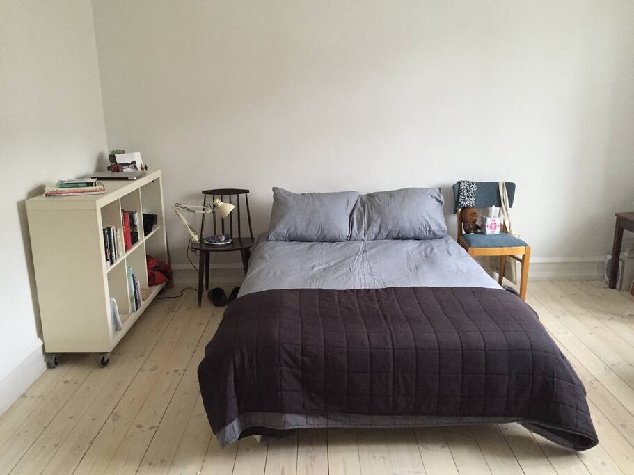 Queen size bed (140 cm wide). The room is 24 m2.