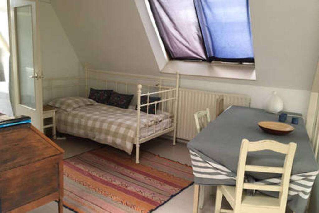 Third bed + bureau and table to eat