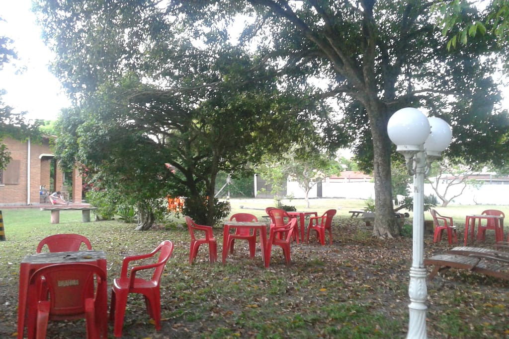 Jardim com mesas ao ar livre.
