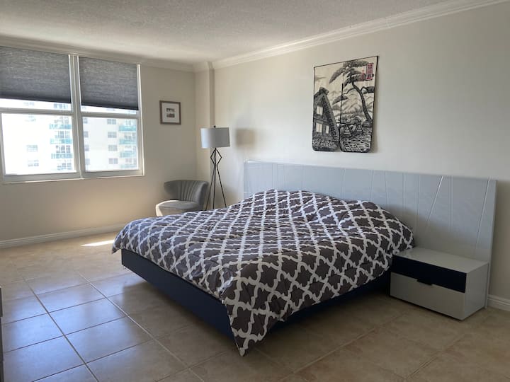 غرفة نوم رئيسية بسرير بحجم كينغ ومرتبة من إسفنج كاسبر ميموري فوم 