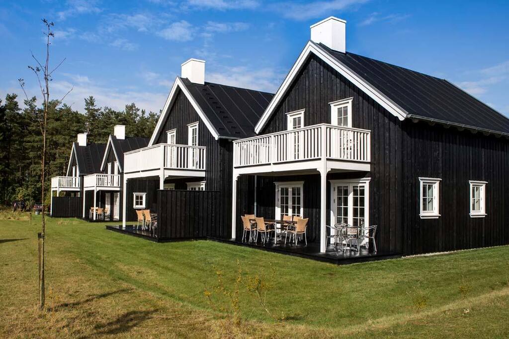 Huset ligger i yderste række med udsigt til stor græsplæne og den smukke skov i baggrunden. Vi har desværre ingen billeder af de rådyr, der plejer at græsse foran huset om morgenen ;-)
