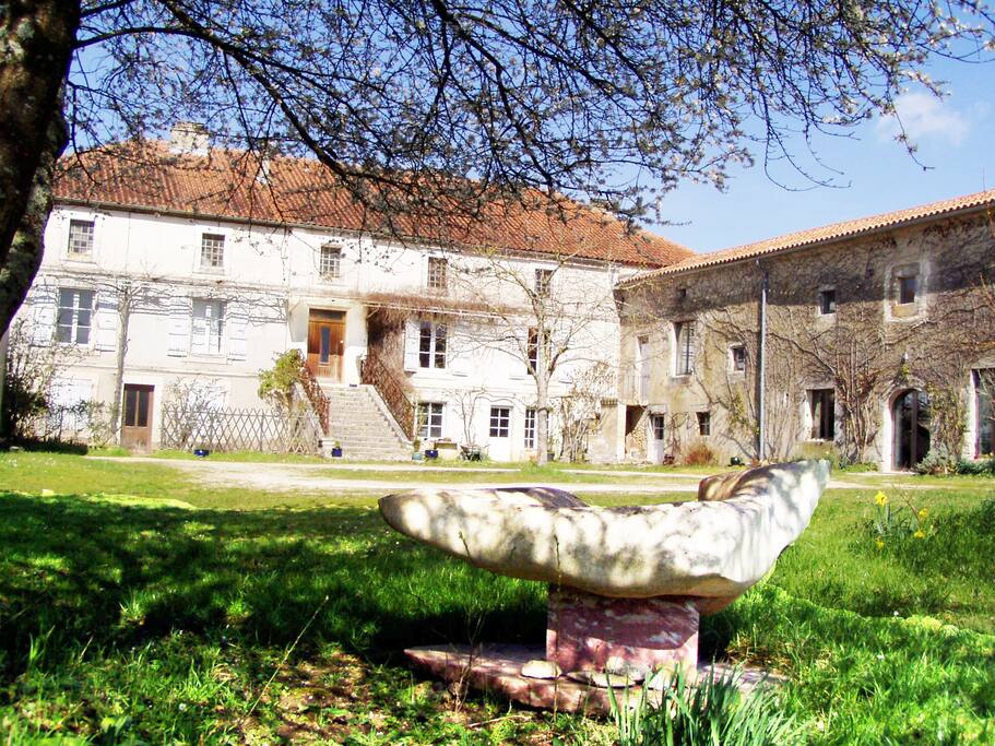 Vue de la maison du fond du jardin.
