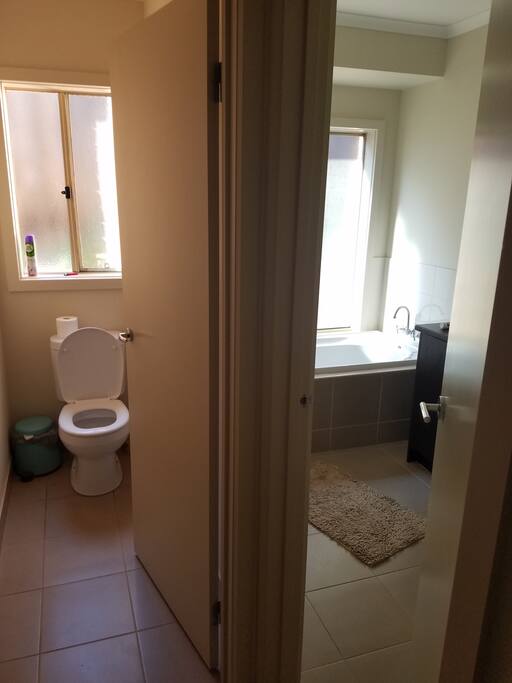 toilet & bathroom (shower & bathtub)