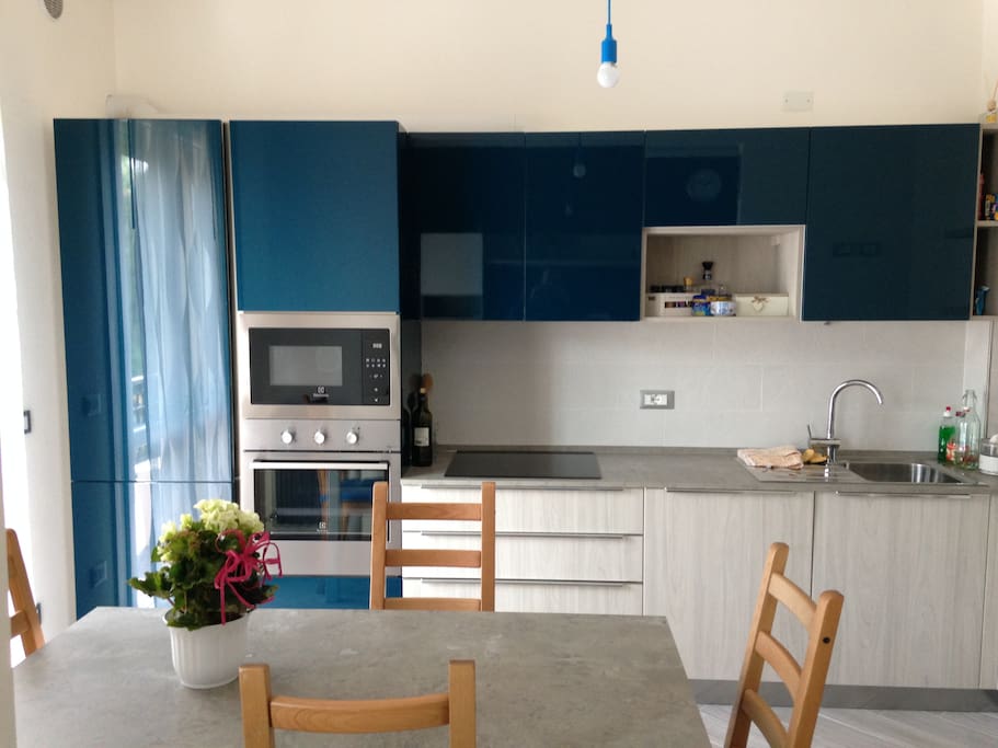 Cucina attrezzata con piano cottura a induzione, forno microonde, lavastoviglie