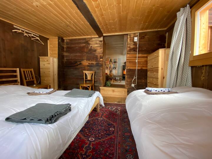 Dormitorio 1: cama doble (140) y cama individual, cómoda