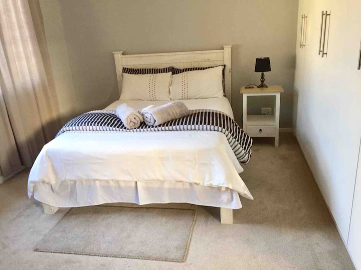 Dormitorio central con baño al lado.