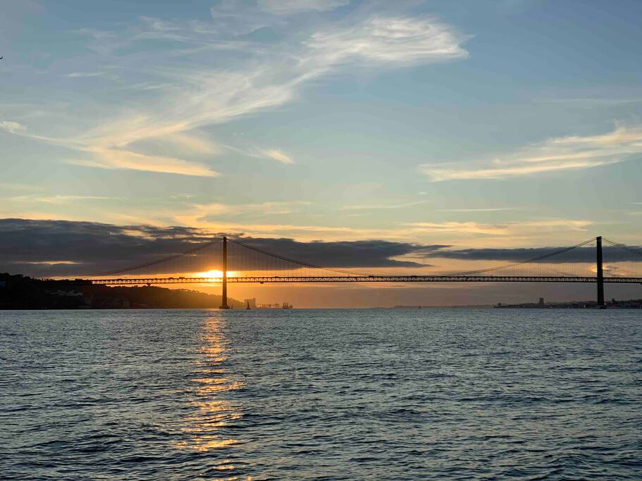 Lumière Du Jour Ou Coucher Du Soleil à Bord Dun Voilier Vintage