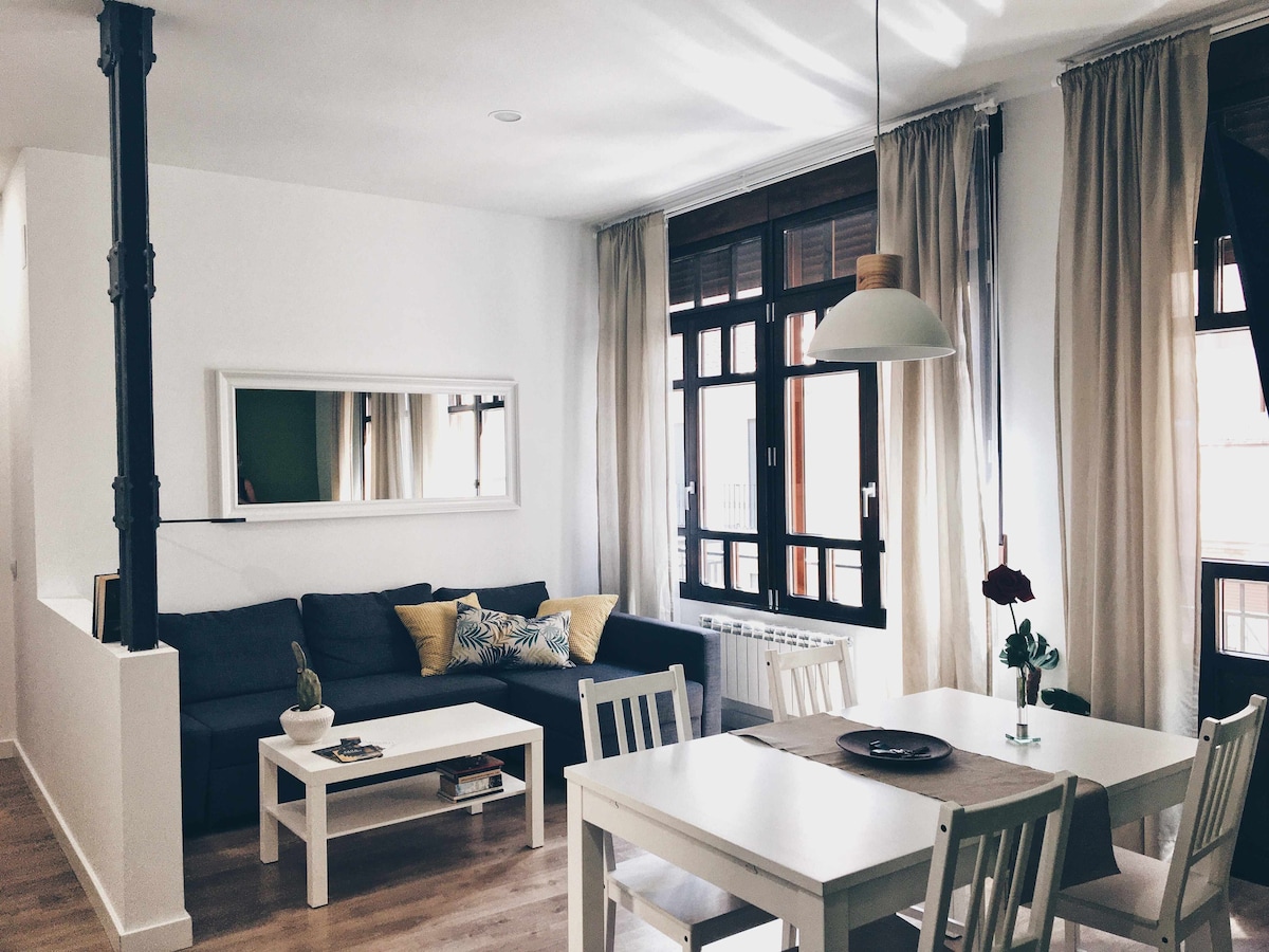 Anuncio de Airbnb popular: Apartamento moderno, luminoso y céntrico. A un minuto de la Plaza Mayor. en Salamanca