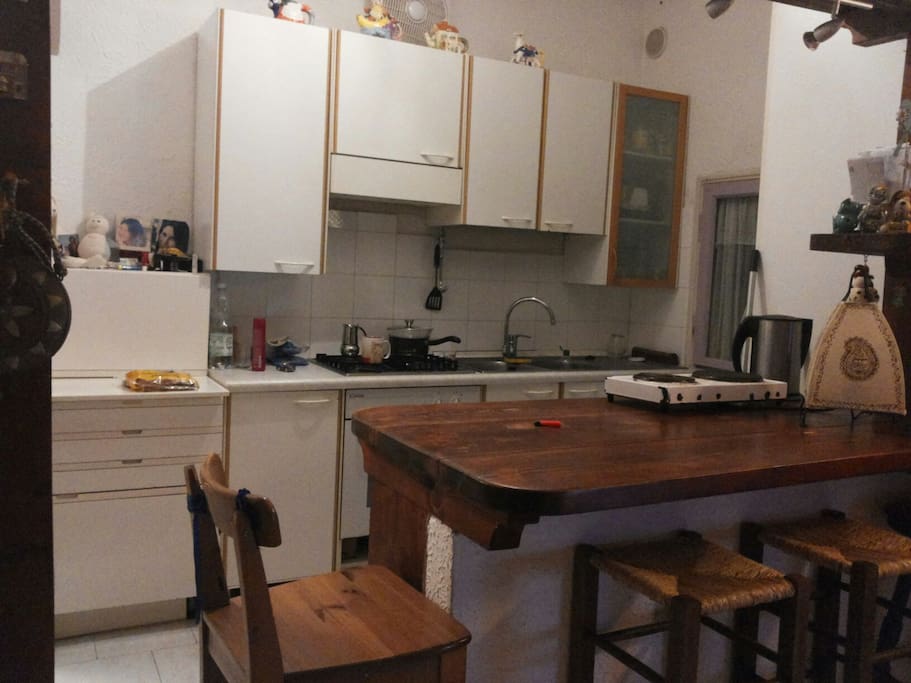 Cucina all americana con sgabelli
American style kitchen with stools