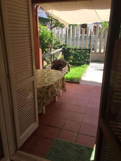 Patio esterno visto dalla sala