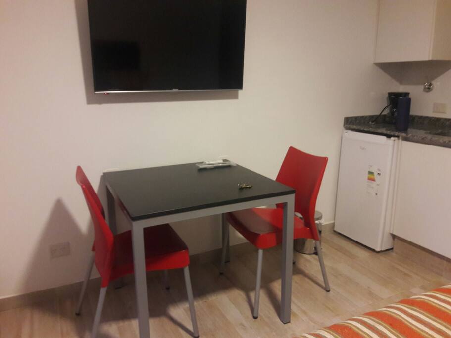 Heladera bajo mesada. Mesa. tv 40"