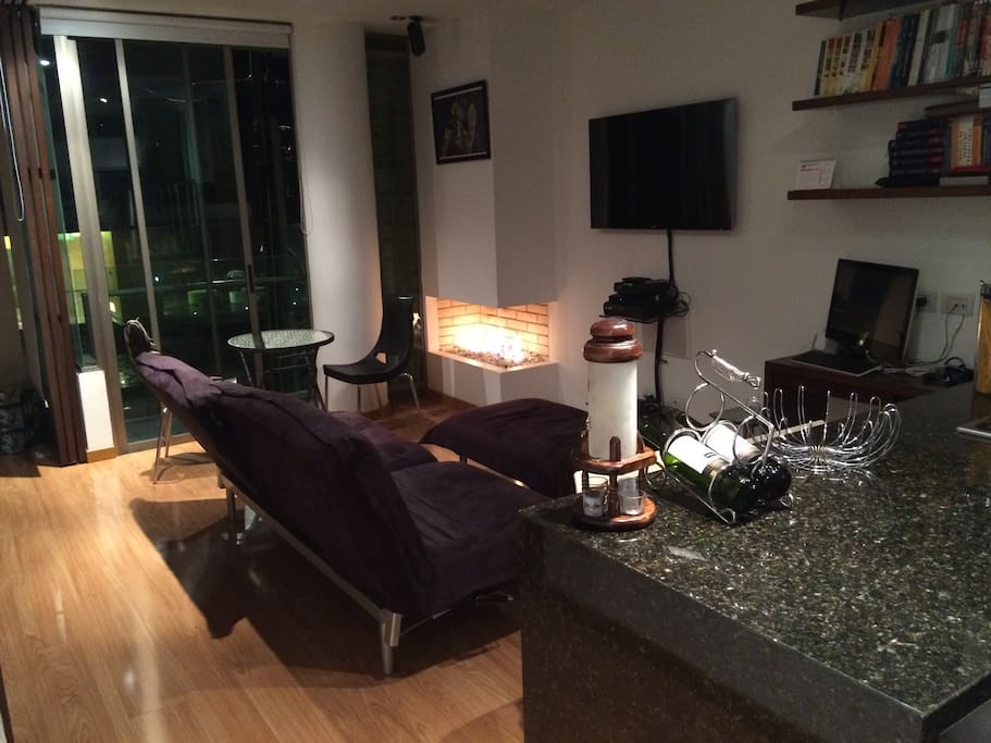 Cocina pantry, sala acogedora con sofá reclinable, chimenea a gas y terraza.