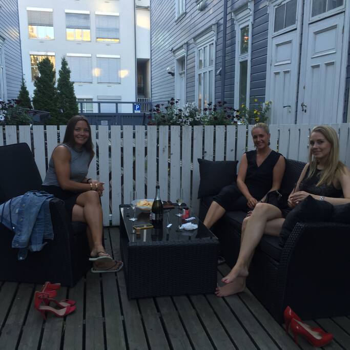 Bakgård med hagemøbler