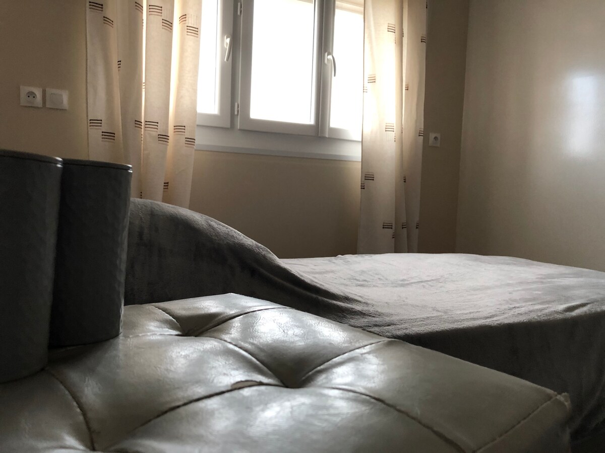 Спалня с единично легло.