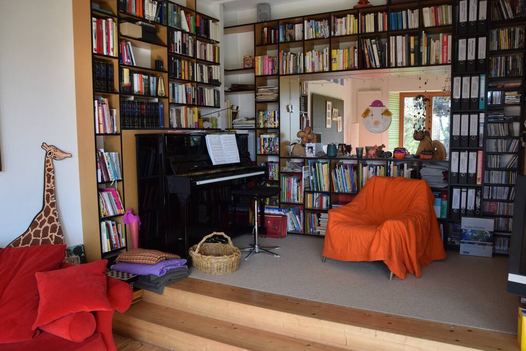 Bücher-, Spiel-, Musikbereich