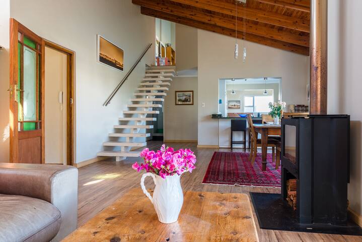 Large family home on the Lake. gallery image 4