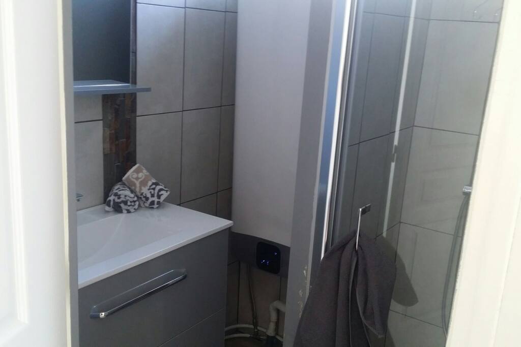 salle de douche drap de bain et serviettes d'invité inclus