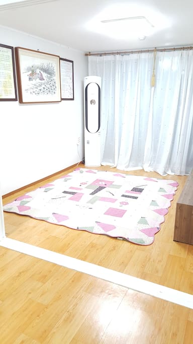 가족친구들과 수다떨고 밤엔 이불펴고 주무실수있어요^^오른쪽옆으로 티비와 와이파이가 있습니다^^