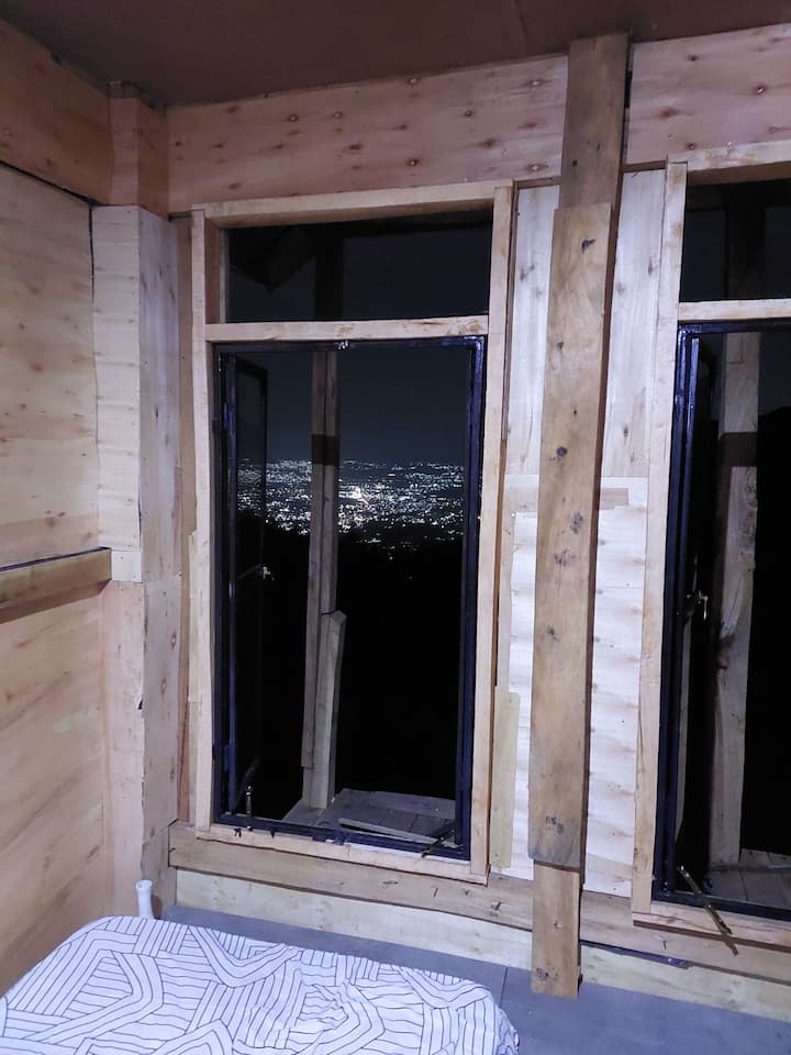 הטמפרטורה יורדת לנמוכה עד 16 מעלות צלזיוס.  רק בגלל שהמרפסת עלולה להרגיש קרה לחלק בלילה, לא אומר שאסור ליהנות מהנוף.