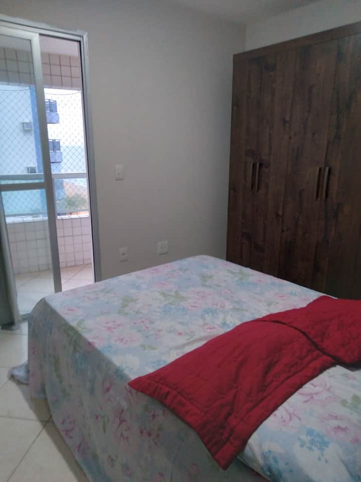 غرفة نوم أولى تطل على شرفة جانبية ، بزاوية أخرى من غرفة النوم السابقة 