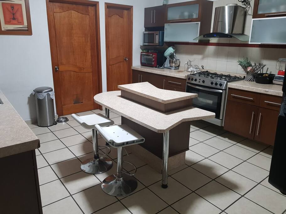 Esta es la cocina de la casa, la pueden ocupar sin problema alguno, siempre y cuando dejen los utensilios limpios y en el lugar donde los tomaron.