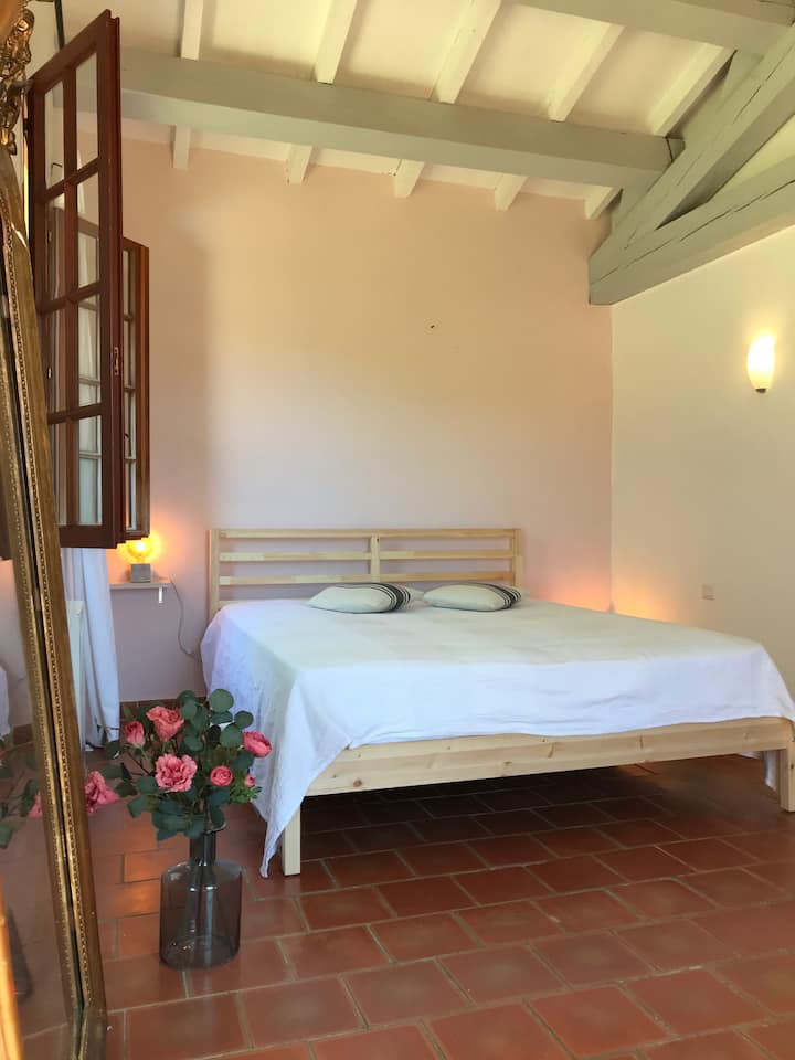 غرفة نوم في الطابق العلوي مواجهة  للجنوب مع "تراس تروبيزيان"
حجم السرير 160 × 2 م