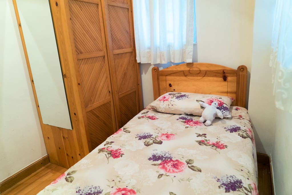 first bedroom-single bed