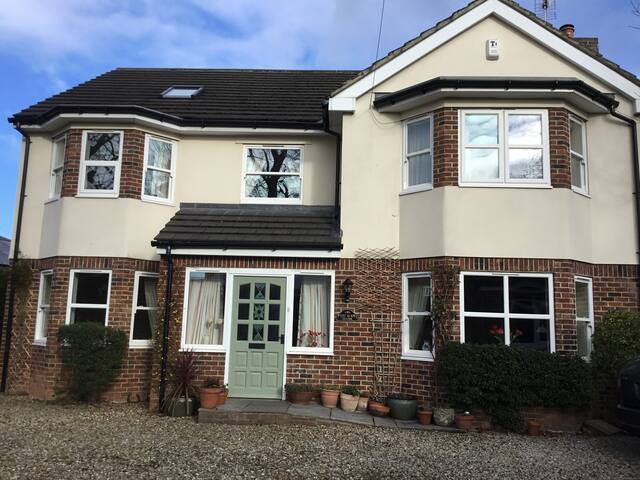 BEAUTIFUL BEDROOM SUITE - Tadcaster, Nr York (£45)