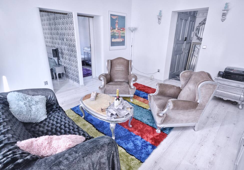 Duży przestronny salon.