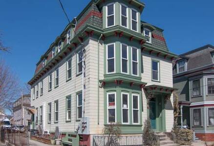 Clean accommodation on Federal Hill Room 3