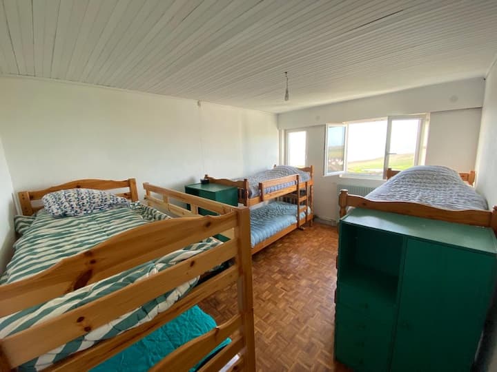 غرفة النوم 3 أسرّة بطابقين