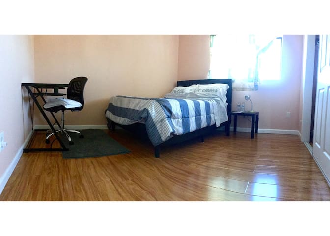 B:PRIVATE ROOM by Coliseum BART nearby OAK Airport