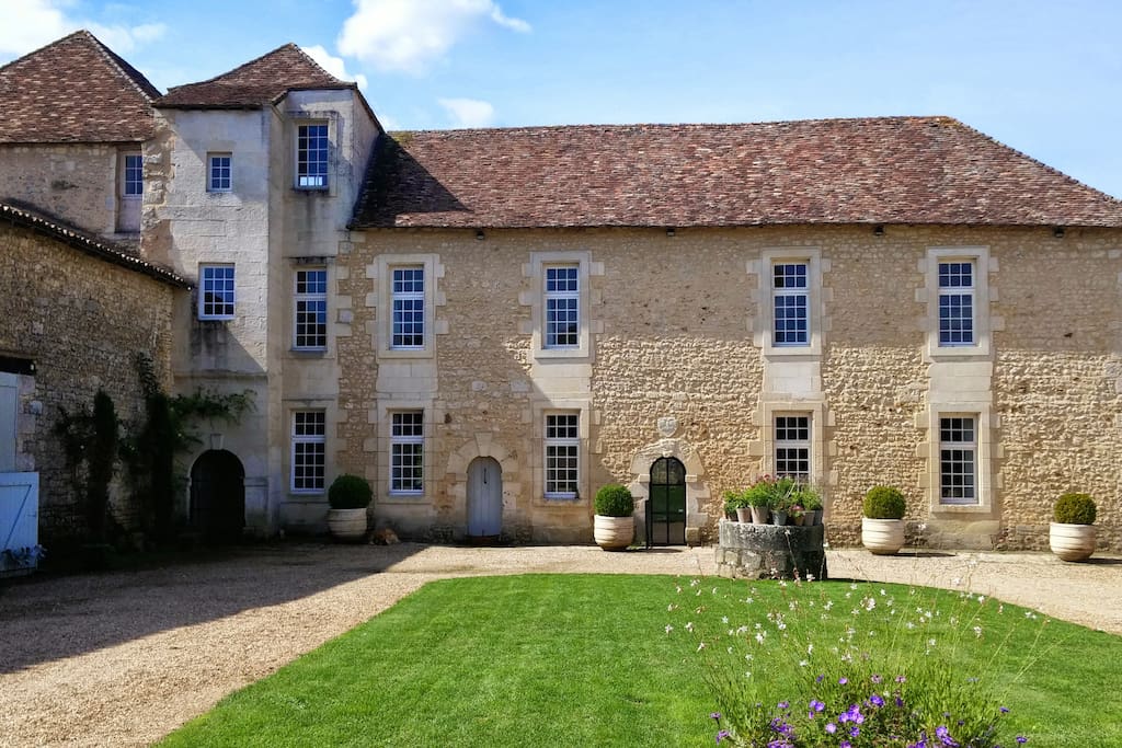Château des Meurs cour intérieure