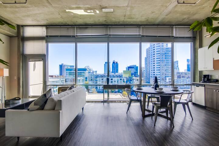 Amazing Views | Heart of Downtown | Modern Space gallery image 5