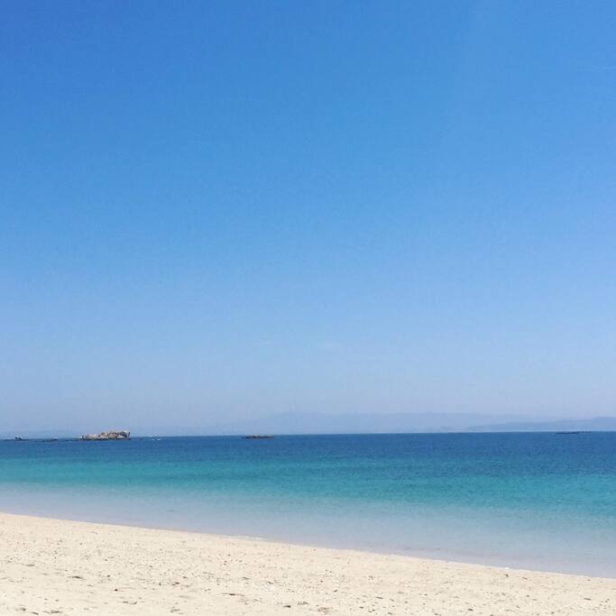 A 80 metros de la casa puedes disfrutar de la maravillosa playa de la Catía desde el amanecer.