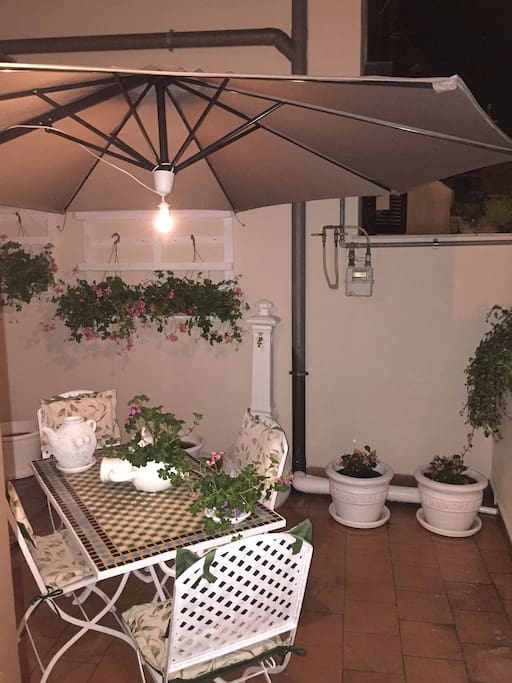 Terrazzino fiorito per un buon momento di relax durante la prima colazione