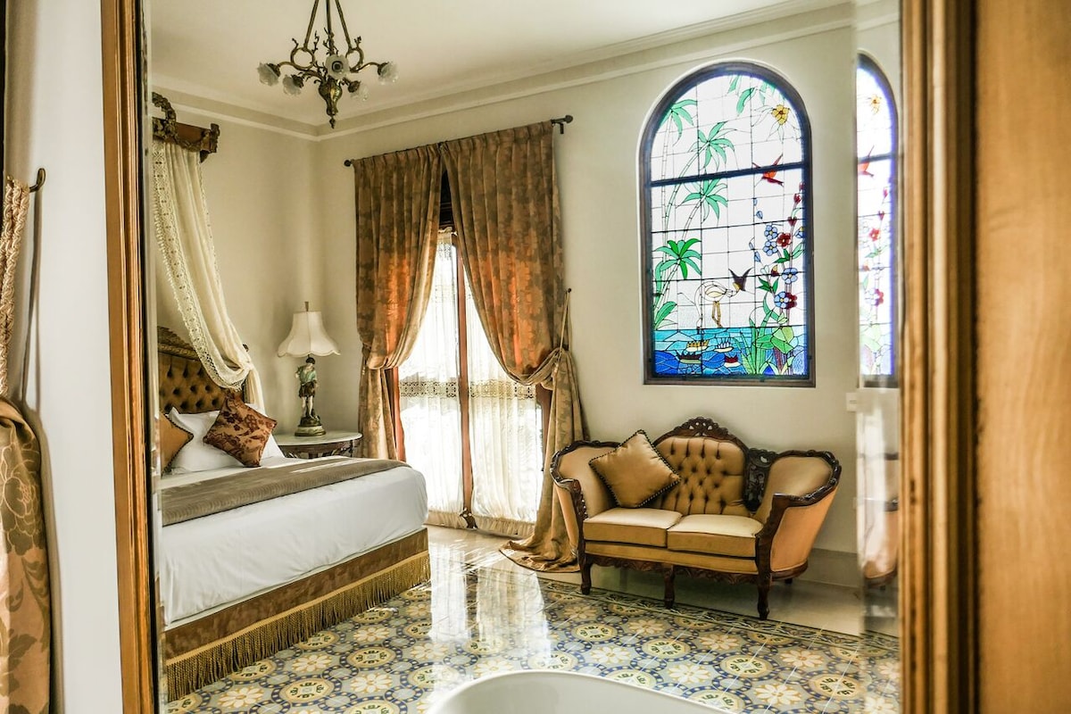Historic interior of El Palacito Secreto