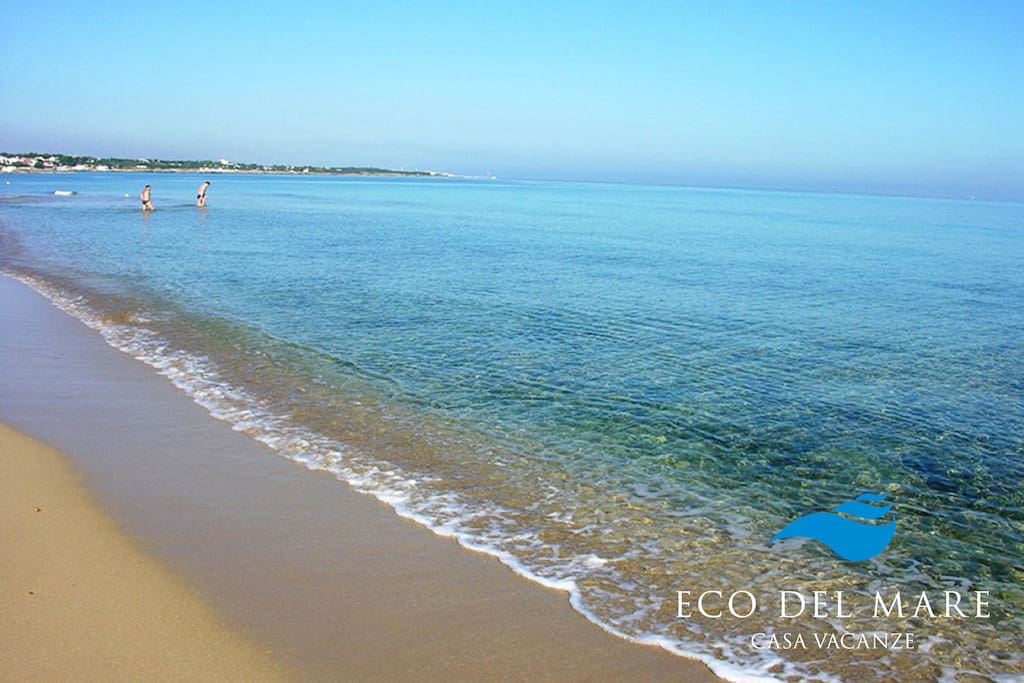 The sandy beach in front of the holiday home 'ECO DEL MARE'